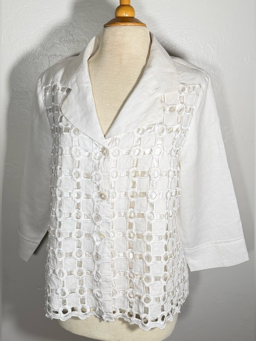 WHY New York Size 16 White Embroidered Cutwork Button Blouse